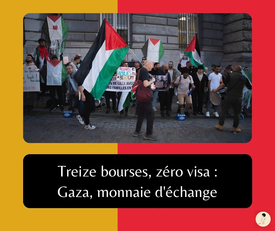 Rassemblement avec des drapeaux palestiniens devant un bâtiment public à Bruxelles, avec le titre : Treize bourses, zéro visa : Gaza, monnaie d'échange