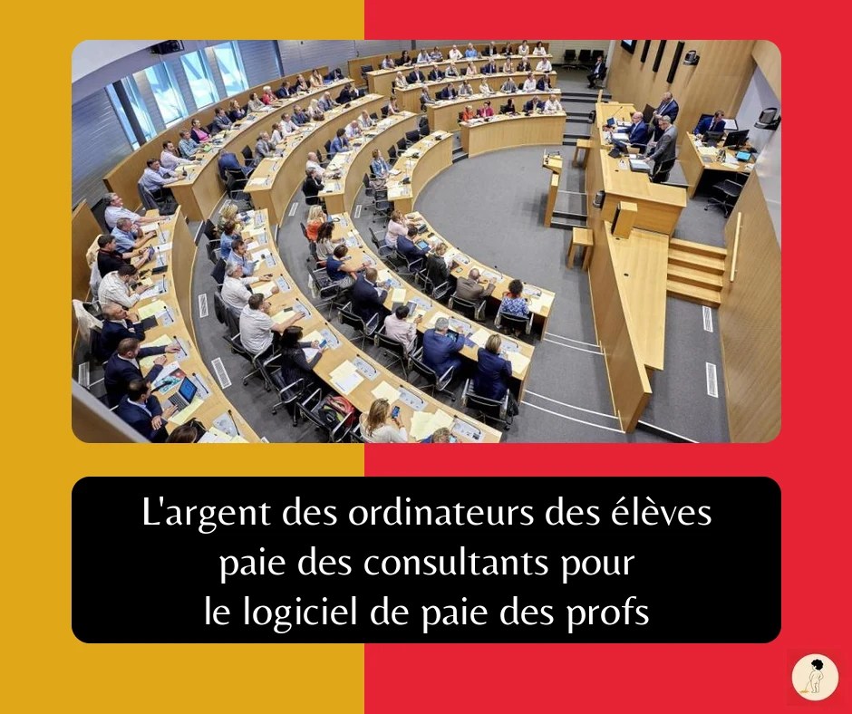 Hémicycle du Parlement de la Fédération Wallonie-Bruxelles en séance, avec le titre : L'argent des ordinateurs des élèves paie des consultants pour le logiciel de paie des profs