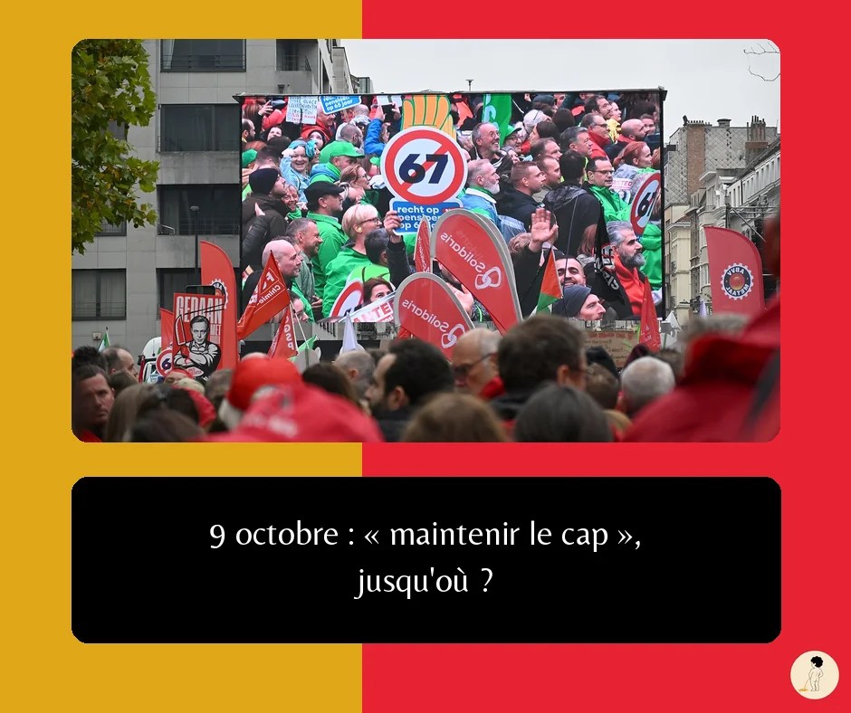 Foule de manifestants syndicaux à Bruxelles devant un écran géant montrant le cortège, drapeaux rouges et verts, pancarte barrant l'âge de la pension à 67 ans.