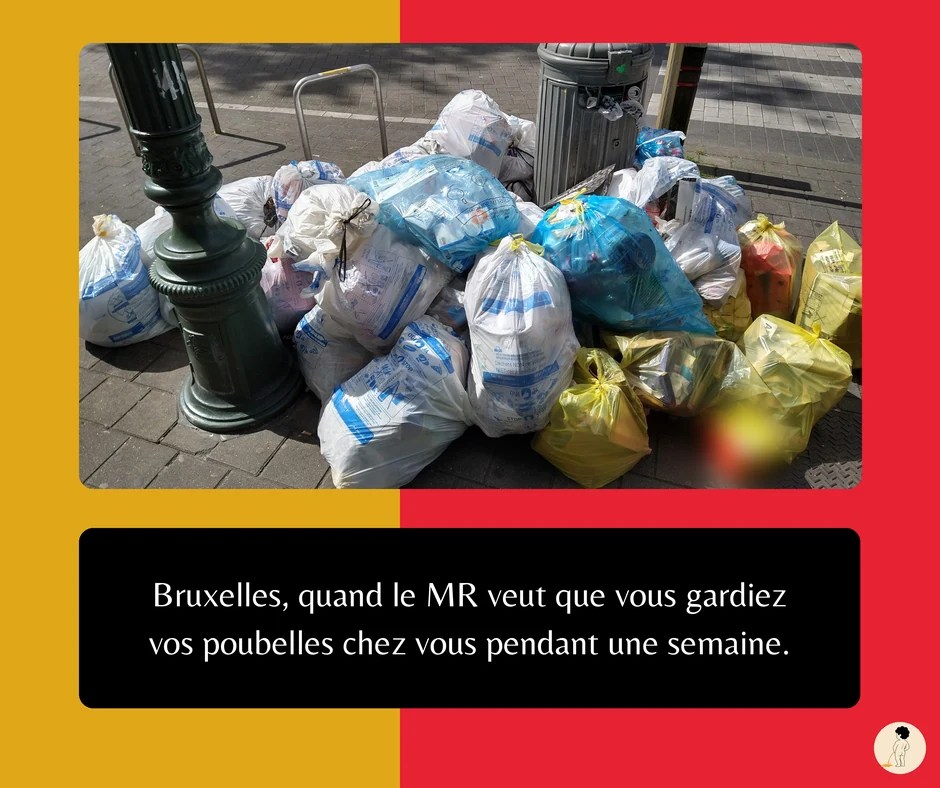 Amas de sacs poubelles blancs, bleus et jaunes au pied d'un réverbère sur un trottoir bruxellois