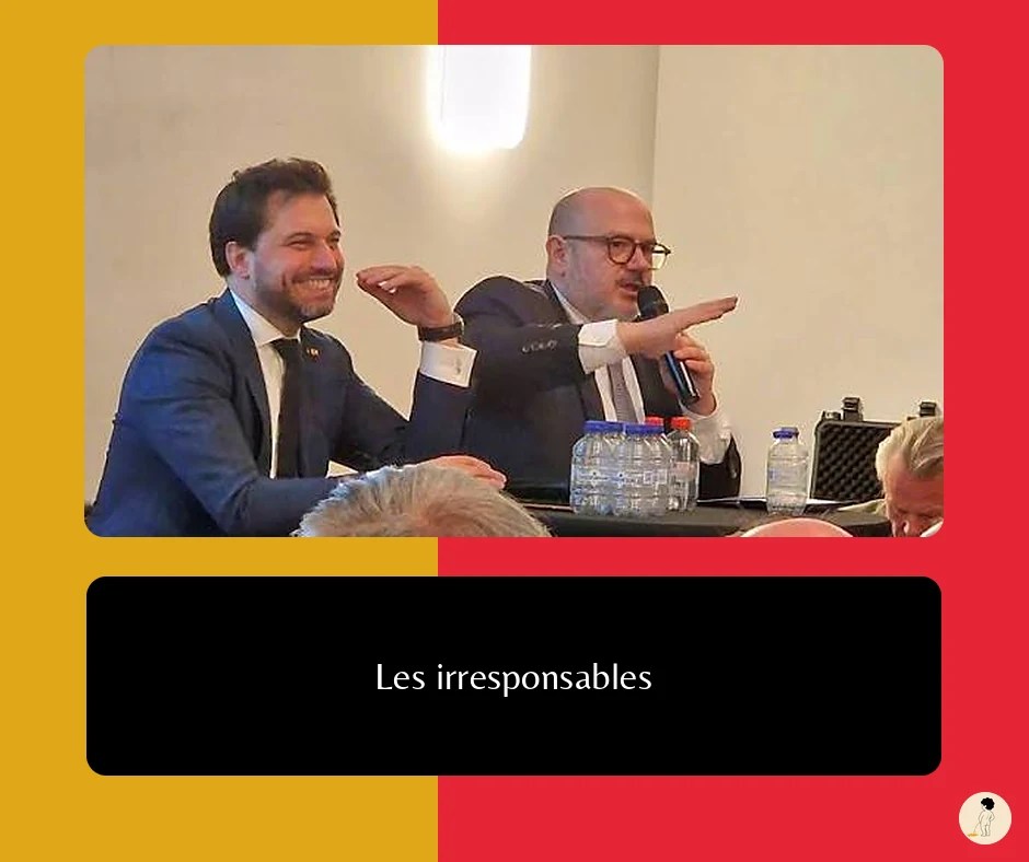 Deux hommes en costume assis à une table lors d'une réunion publique : l'un rit, l'autre parle au micro en tendant le bras. Titre : Les irresponsables