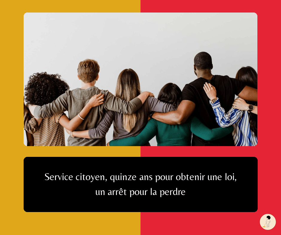 Titre : Service citoyen, quinze ans pour obtenir une loi, un arrêt pour la perdre. Un groupe de jeunes adultes vus de dos, se tenant par les épaules devant un mur blanc.